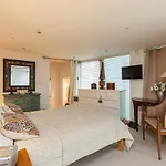 Contemporary Apartment In The Heart Of Fulham