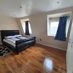 London Modern 4 Bedroom Apartment