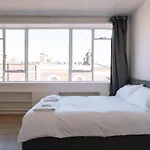 Modern Studio Flat. Central London. Zone 1.