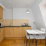 Modern 1 Bed Flat In Holborn, London For Up To 2 People - With Free Wifi