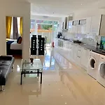 Spacious 2 Bedrooms 2 Baths Apartment With Garden And Parking