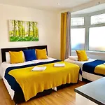 Spacious 2 Bedrooms 2 Baths Apartment With Garden And Parking
