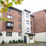 Modern apartment close to central London (zone 2)