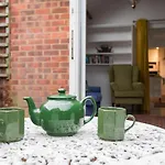 Exclusive Home In Acton By Underthedoormat