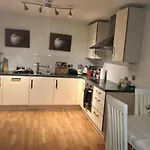 Bright And Modern Flat In Greenwich