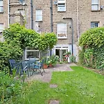 Fully Refurbished Flat, 2 Bedrooms, 2 Bath, Garden