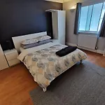 Large Modern Gf 1-Bed Apartment Sleeps 2