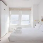 Stylish & Modern 3 Bed Flat In Nw London With Garden