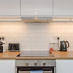 Spacious 2 Bedroom Flat For 6 - 10 Mins From Central