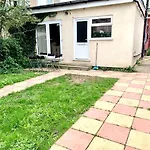 London 2 Bedroom Apartment, Kitchen, Reception And Private Garden