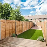 Stylish & Modern 3 Bed Flat In Nw London With Garden