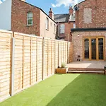 Stylish & Modern 3 Bed Flat In Nw London With Garden