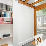 Spacious 2 Bedroom Flat For 6 - 10 Mins From Central