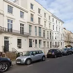 Bright And Spacious 1 Bedroom Apartment In The Heart Of Kensington