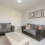 Stunning 2-Bed Apartment in Morden