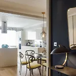 Beautiful 2 Bedroom 2 Bath Flat In South Kensington