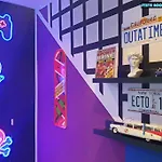 80S Retro 1Bed Studio Serviced Apartment Canary Wharf Perfect For Solo & Couple Travellers