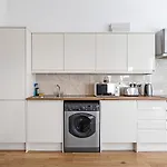 Stylish 2 Bed Apartment-Zone 2 - 10 Minutes To The Heart Of London- Sleeps Up 8
