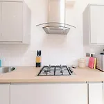 Pass The Keys Recently Renovated 1Br Flat With Private Garden In South London