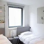 Modern 2 Bedroom With Balcony Near Oxford Street