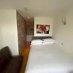 F303- Fantastic 3Rd Flr Studio Near Hyde Park