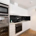 New!! Spacious Luxury 2Bedr/3Beds/2,5Bath Central!