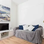Contemporary 3 Bed House With Spacious Garden Close To Stratford