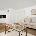 New!! Spacious Luxury 2Bedr/3Beds/2,5Bath Central!