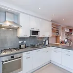 Beautiful Spacious 1BD Flat in Victoria