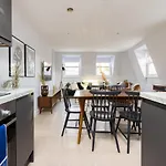 The Margravine Maisonette - Modern & Bright 2Bdr Flat