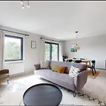 Modern 2 Bedroom Flat With Patio In Turnpike Lane