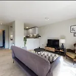 Modern 2 Bedroom Flat With Patio In Turnpike Lane