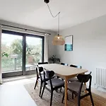 Modern 2 Bedroom Flat With Patio In Turnpike Lane