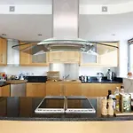 Peaceful Modern 2 Bedroom Flat With Water Views