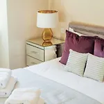 Stunning 3-Bedroom In The Heart Of London With Parking-Hosted By Sweetstay