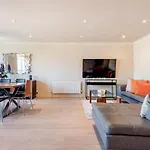 Stunning 3-Bedroom In The Heart Of London With Parking-Hosted By Sweetstay