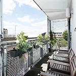 Stylish 2 Bedroom Flat With Balcony In London