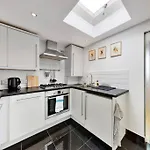Spacious 2Bed Flat 7Min Walk From The Tube Station
