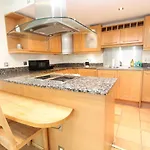 Lovely 2 Bedroom Apartment With Amazing Views In E14