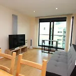 Lovely 2 Bedroom Apartment With Amazing Views In E14