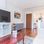 Stunning 1-Bed Apartment In Lincoln Plaza