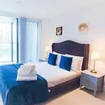 Stunning 1-Bed Apartment In Lincoln Plaza
