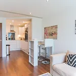 Stunning 1-Bed Apartment In Lincoln Plaza