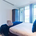 Stunning 1-Bed Apartment In Lincoln Plaza