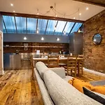 Deluxe Rustic Style Two Bedroom Bethnal Green - Yard View
