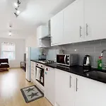 Modern Split Level 1 Bedroom Flat In Aldgate