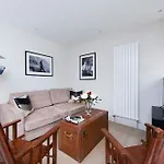 Beautiful 2Br Flat With Free Parking In West London