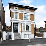 Beautiful 2Br Flat With Free Parking In West London