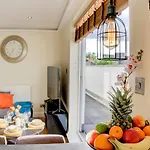 Pass The Keys Lovely 2-Bedroom Flat With Balcony And Great Views
