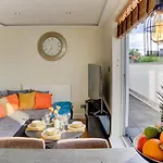 Pass The Keys Lovely 2-Bedroom Flat With Balcony And Great Views